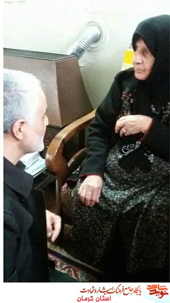 تصویر/ سردار سلیمانی، در حال خدمت به مادر شهید مصطفی موحدی کرمانی تصویر/ سردار سلیمانی، در حال خدمت به مادر شهید مصطفی موحدی کرمانی