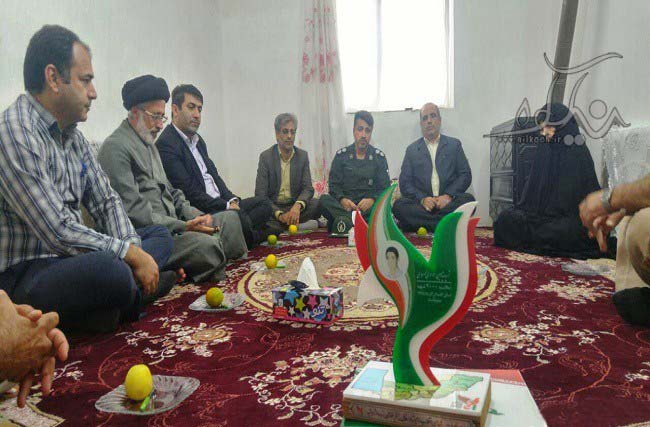 اهدای تندیس اجلاسیه 4000 شهید به 2 خانواده شهید در گالیکش اهدای تندیس اجلاسیه 4000 شهید به 2 خانواده شهید در گالیکش