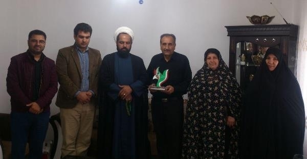 اهدای تندیس به برادر «شهید رمضانپور» در علی آباد کتول + تصاویر اهدای تندیس به برادر «شهید رمضانپور» در علی آباد کتول + تصاویر