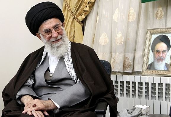 حضور رهبر انقلاب در منزل شهید حدادیان/ امام خامنه ای به ما قرآن هدیه دادند + تصویر حضور رهبر انقلاب در منزل شهید حدادیان/ امام خامنه ای به ما قرآن هدیه دادند + تصویر