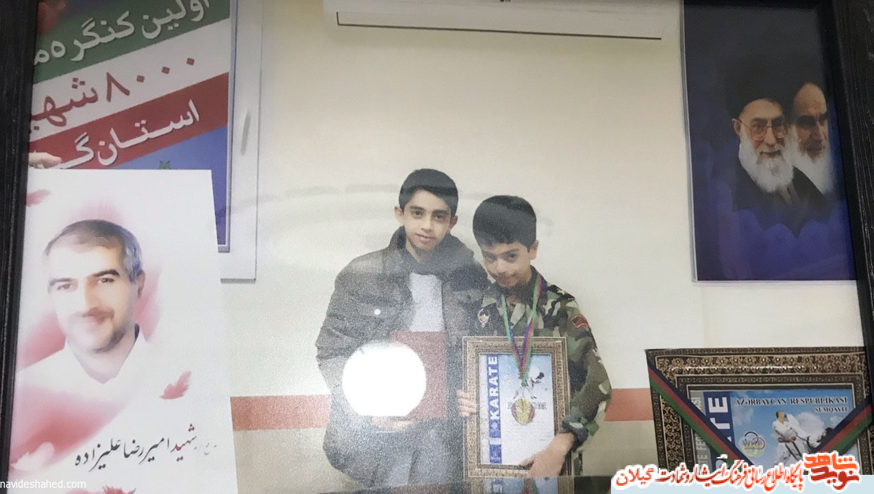 تقدیم مدال کاراته کار گیلانی به خانواده شهید مدافع حرم تقدیم مدال کاراته کار گیلانی به خانواده شهید مدافع حرم