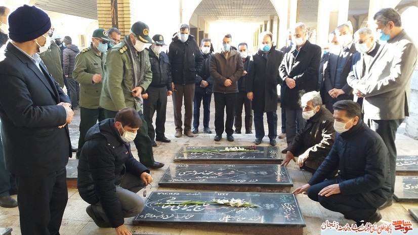 فیلم/ گلباران مزار شهدای مدافع حرم زنجان در آستانه شهادت سردار سلیمانی