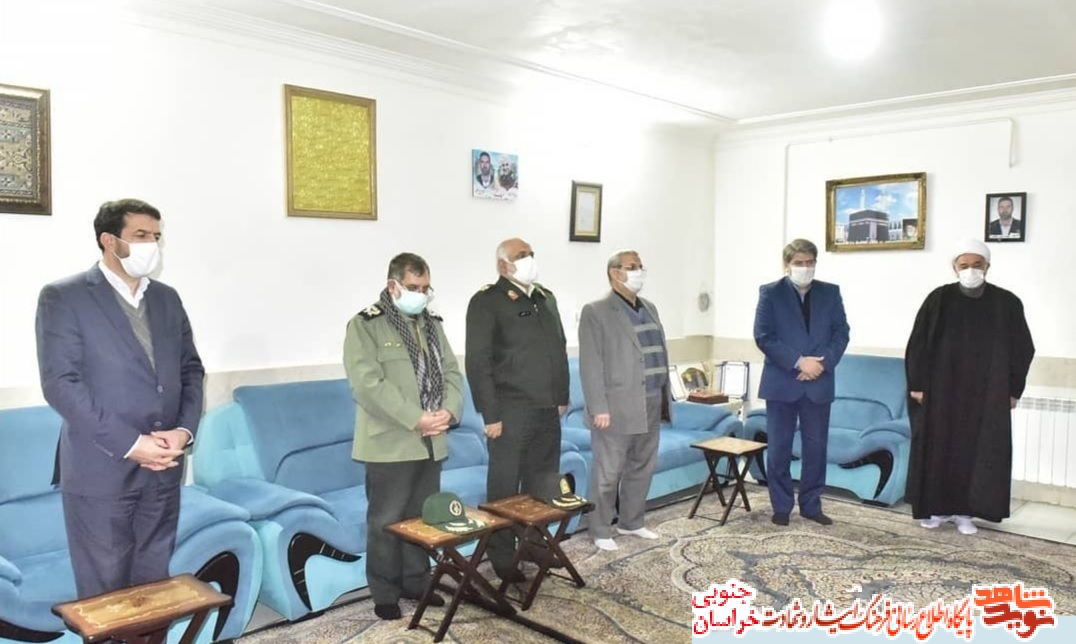استاندار خراسان جنوبی با خانواده شهیدان عبداللهی و زنجانی دیدار کرد