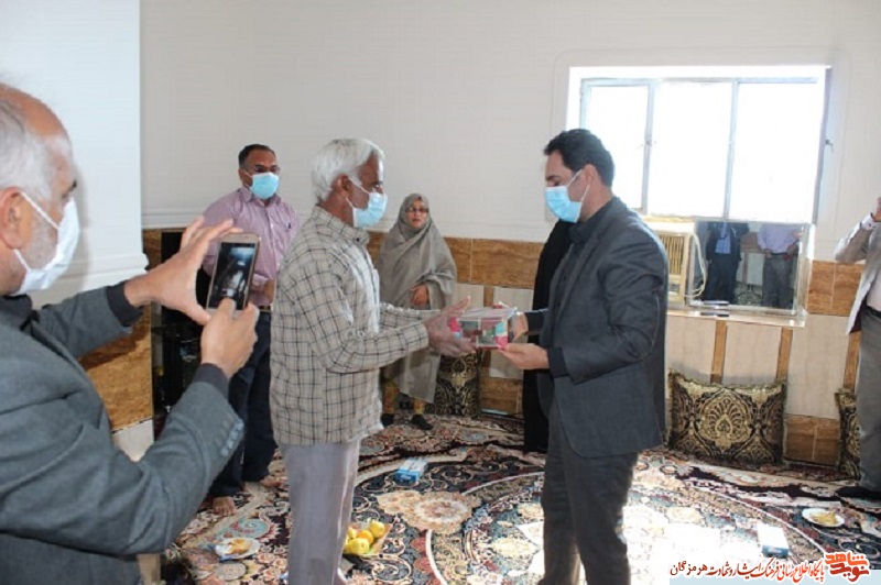 تجلیل از خانواده معظم شهیدان «روشی» و «سالمی» در شهرستان رودان