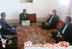 والدین شهدا الگو و الهام بخش جامعه هستند والدین شهدا الگو و الهام بخش جامعه هستند