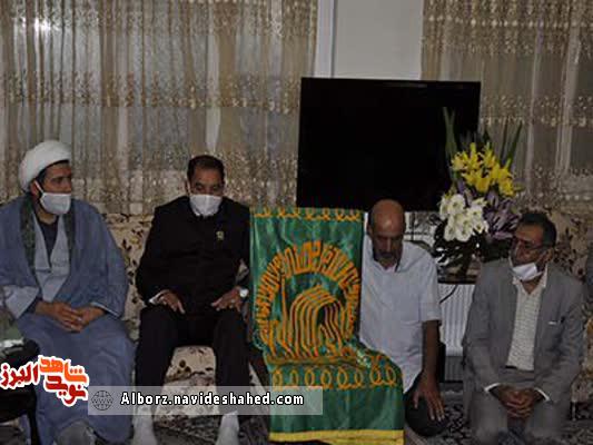 اهداء پرچم مقدس آستان رضوی به خانواده شهید ملکزاده اهداء پرچم مقدس آستان رضوی به خانواده شهید ملکزاده