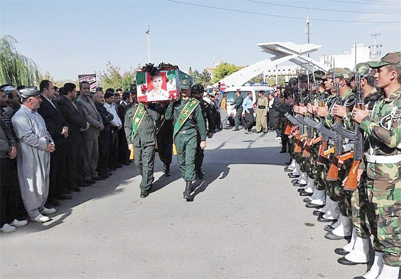 سربازی که با پوشیدن یونیفرم احساس غرور و افتخار می کرد