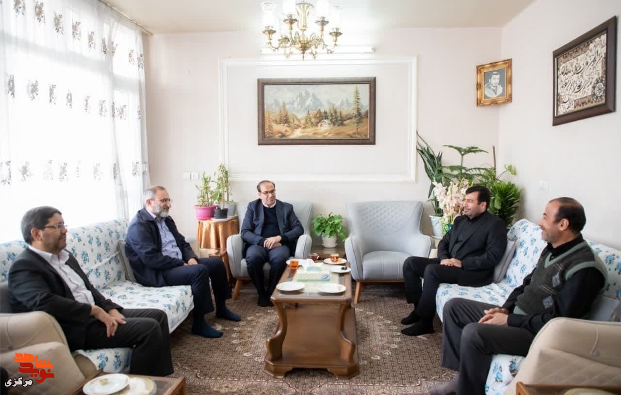 دیدار استاندار مرکزی با خانواده شهیدان «محمدصادق و علیرضا بابایی جاپلقی» دیدار استاندار مرکزی با خانواده شهیدان «محمدصادق و علیرضا بابایی جاپلقی»