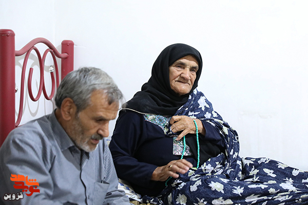 نماینده ولی‌فقیه دقزوین با خانواده شهید باب‌الله داودی دیدار کرد
