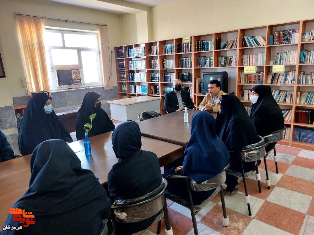 نشست صمیمی مدیرکل بنیاد هرمزگان با فرزندان شاهد و ایثارگر نشست صمیمی مدیرکل بنیاد هرمزگان با فرزندان شاهد و ایثارگر