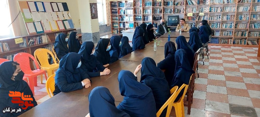 نشست صمیمی مدیرکل بنیاد هرمزگان با فرزندان شاهد و ایثارگر نشست صمیمی مدیرکل بنیاد هرمزگان با فرزندان شاهد و ایثارگر