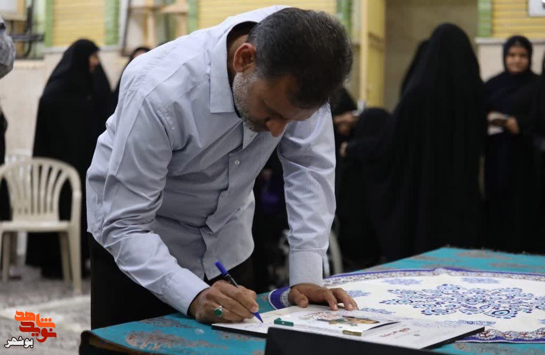 رونمایی از کتاب«روایت بی قرار»با حضور مادر شهید«محمود مظفری» برگزار شد.