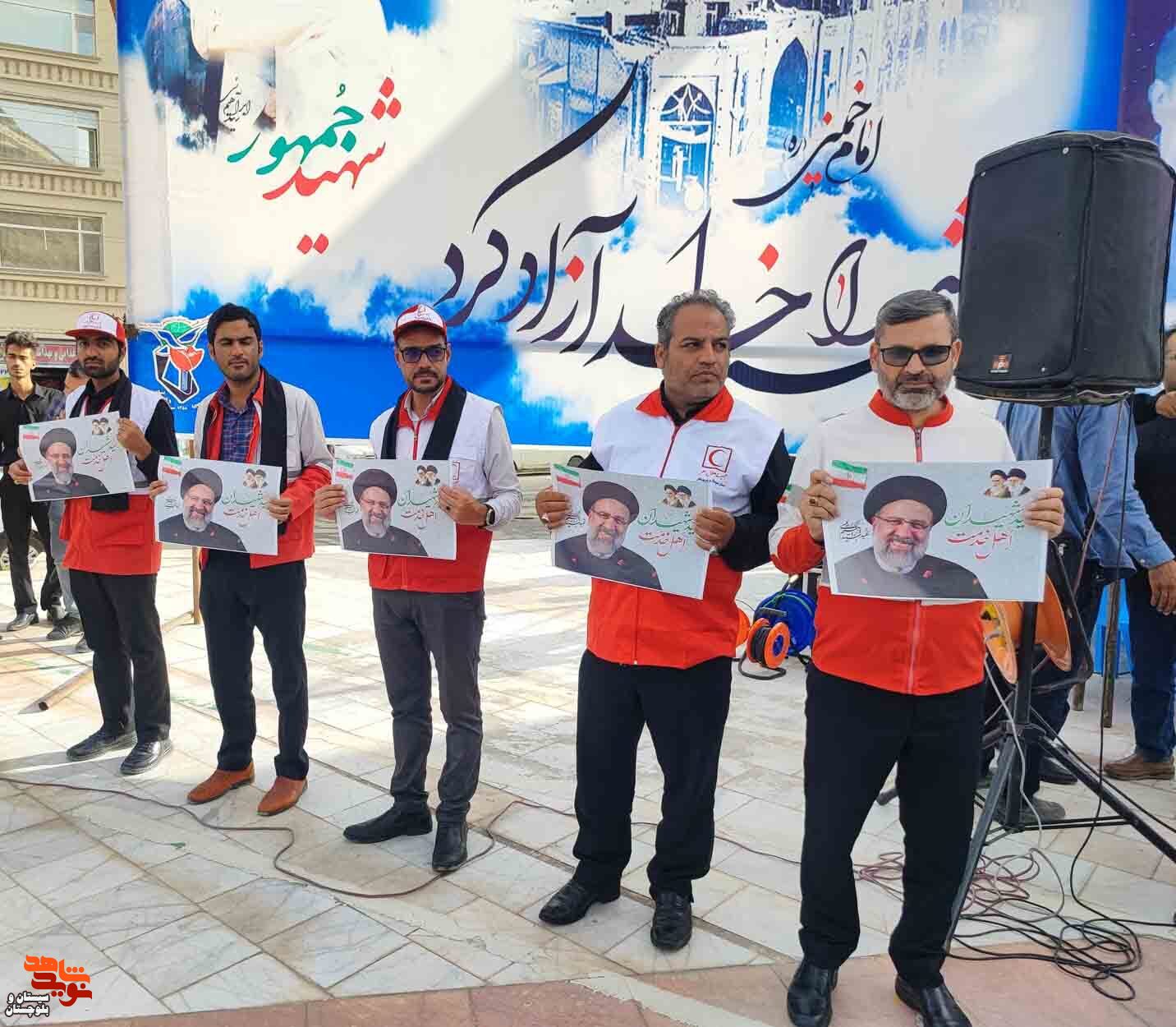 حضور خانواده معظم شهدا و ایثارگران در مراسم سوگواری خادم ملت