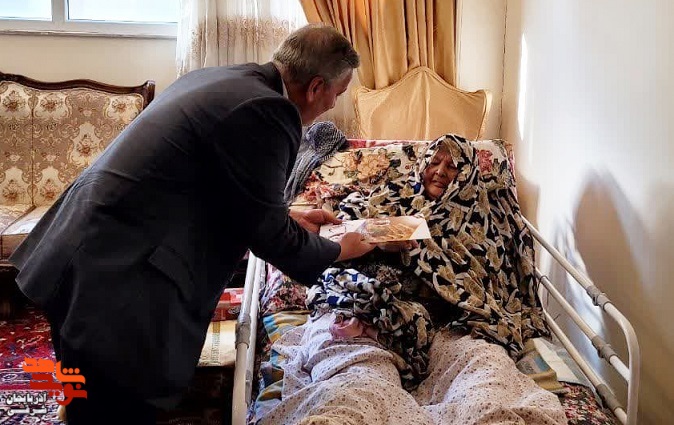 سلمانی و فرمانده سپاه عاشورا در تبریز با خانواده شهدا و ایثارگران دیدار کردند سلمانی و فرمانده سپاه عاشورا در تبریز با خانواده شهدا و ایثارگران دیدار کردند