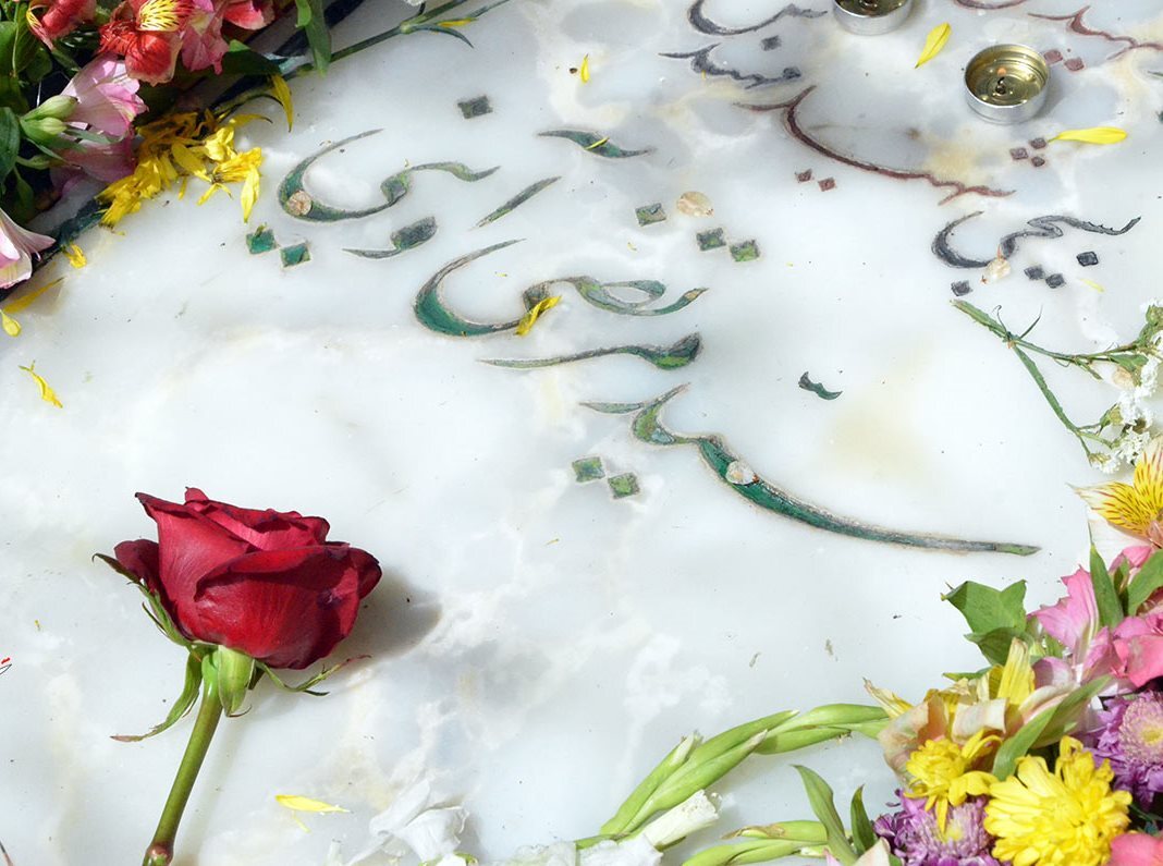 گلباران مزار شهید« سید مرتضی آوینی» در گلزار شهدای بهشت زهرای تهران