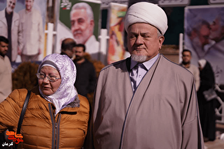 حضور زائران روسی در کنار مزار مطهر سردار دل‌ها