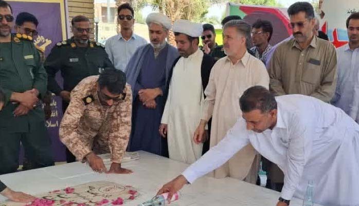 غبارروبی و عطرافشانی مزار مطهر شهدای گمنام شهرستان ایرانشهر