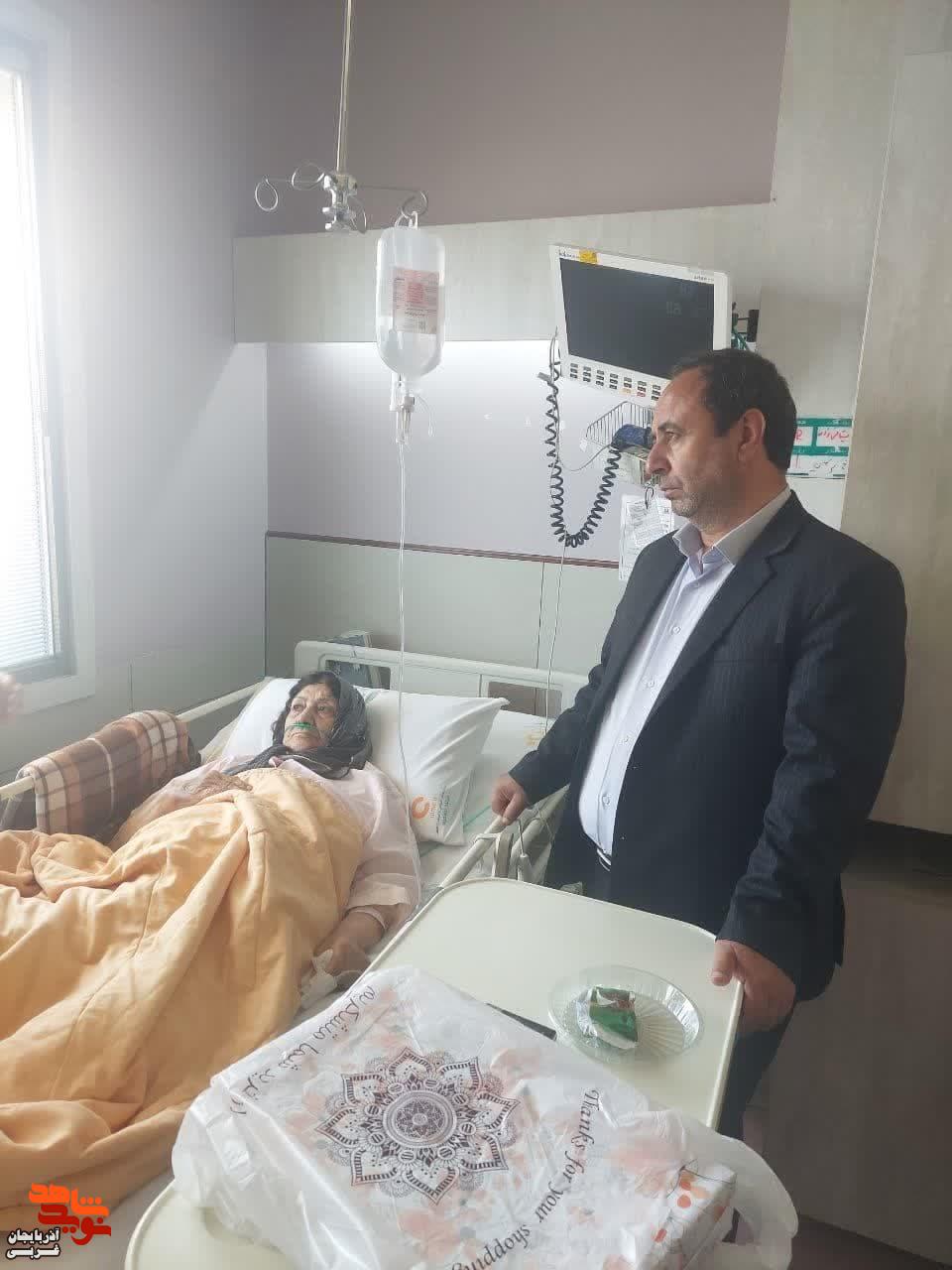 عیادت مدیرکل بنیاد شهید و امورایثارگران آذربایجان غربی از مادر شهید والامقام و جانباز گرانقدر