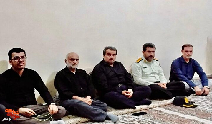 تجلیل مدیرکل بنیاد شهید بوشهر از خانواده شهید اقتدار حمیدرضا دهقانی