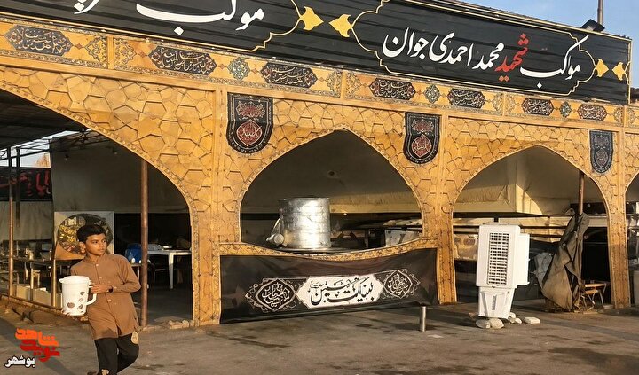 فیلم| خدمت رسانی موکب شهید احمدی جوان در مسیر زائران حسینی