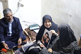 مهاجرانی با خانواده شهدای حمله جنایتکارانه آمریکا در بندر خمیر دیدار کرد