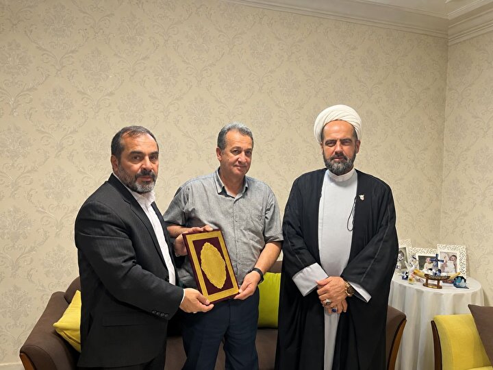 دیدار مدیران بنیاد شهید با جانباز ۵۰ درصد و مربی تیم ملی والیبال نشسته