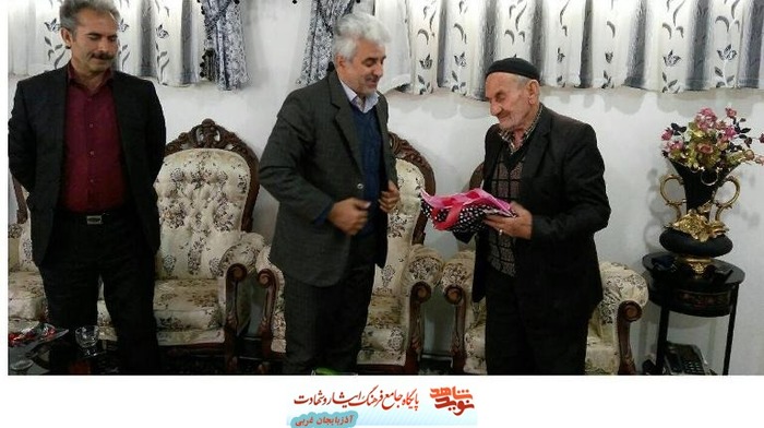 دیدار و تجلیل مسئولین از پدر شهید در چایپاره