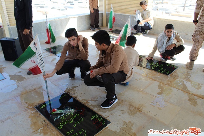 گلزار مطهر شهدای بندرلنگه و تجدید عهد دانش آموزان بندرلنگه با شهدا 