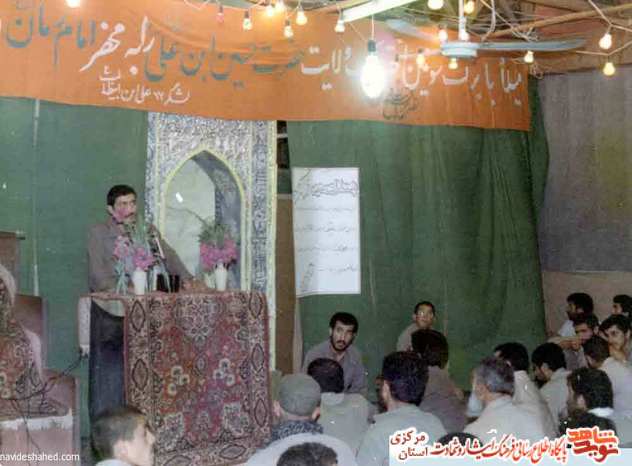 شهید مهدی زین الدین در حال سخنرانی