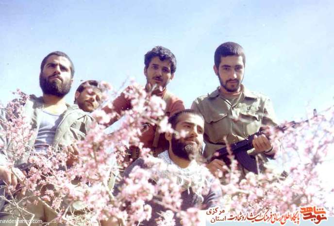 ایستاده از راست: غلامرضا قاری - شهید مجتبی نوری- مرتضی کاظمی - قاسم کاظمی نشسته: سیاوش امیری