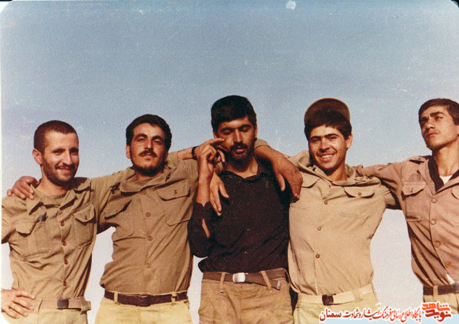 نفر اول از راست شهید عباس باغبان
