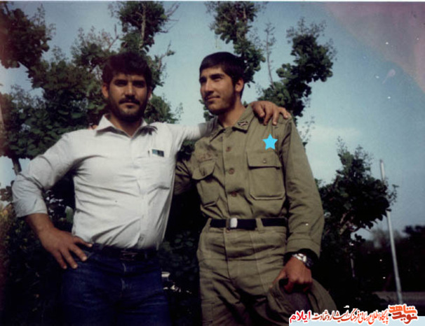 دانشجوی شهید «ستار کمالوند» نفر سمت راست