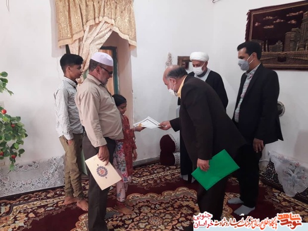 دیدار مدیرکل بنیادشهید و امور ایثارگران با خانواده شهدا