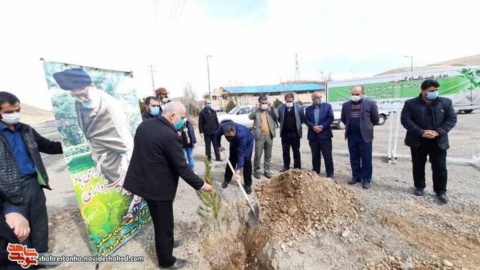 کاشت 500 نهال درخت به یاد شهدای شهرستان فیروزکوه