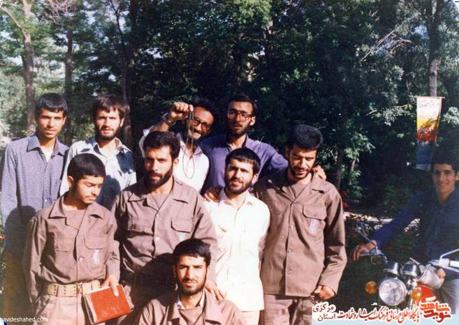 از چپ: ایستاده: محمود شریعتی - شهید اکبر علی محمدی - بهمن ربیعی - شهید سید عباس سجادی - جعفر فرجی - جمشید مرادی - محمد بهرامی - ابوالفضل امیری - نشسته : بهروز تقی زاده