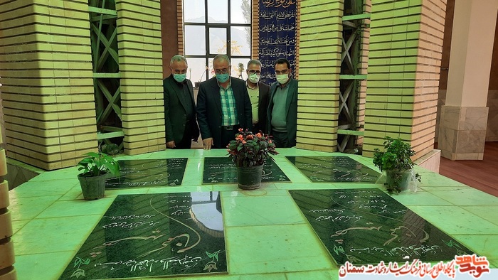 ادای احترام مدیرکل امور فرهنگی و تبلیغات بنیاد شهید به مقام شامخ شهدا - نوزدهم آبان‌ماه گلزار شهدای شهرستان مهدیشهر 