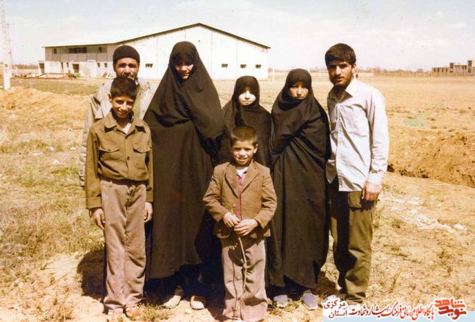 از چپ : سید نور اله الحسینی پدر شهید - فاطمه علی محمدی مادر شهید - سیده زهرا الحسینی خواهر شهید - کوکب عاشوری همسر شهید - شهید عباس الحسینی - سید احمد الحسینی برادر شهید - سید محمد الحسینی برادر شهید