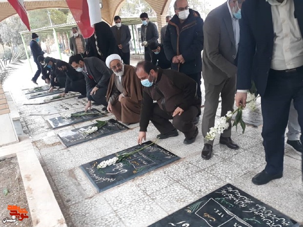مراسم مهمانی لاله‌ها در گلزار شهدای شهرستان آرادان - چهاردهم بهمن‌ماه ۱۴۰۰