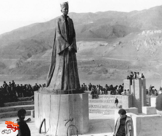 ۱۳۵۷ منجیل سد سفیدرود؛ پایین کشیده شدن مجسمه فرح دیبا(پهلوی) به دست انقلابیون
