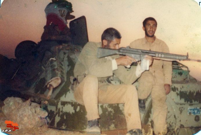 سمت چپ: شهید غلامرضا احمدی