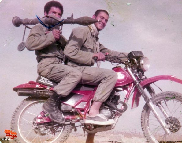 سمت راست :شهید محمد حسنی 