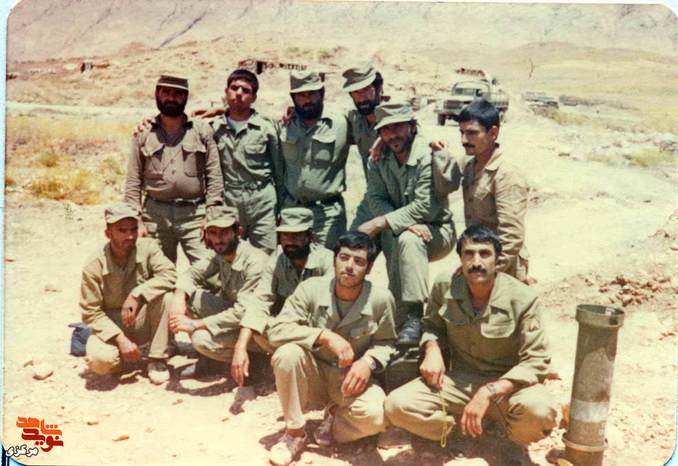 از چپ : نشسته : ...-محمد اسد پور - استوار شمس الهی - شهید امیدعلی امیدی -نشسته : ..-...-..- عبدالعزیز داود آبادی - استوار مرادی