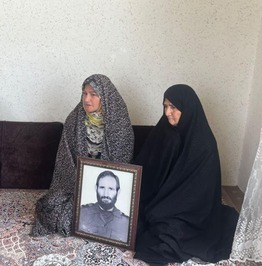 چادر مشکی، یادگار همسر شهید است؛ و کنار او فرزند شهید میراث‌دار راه پدر